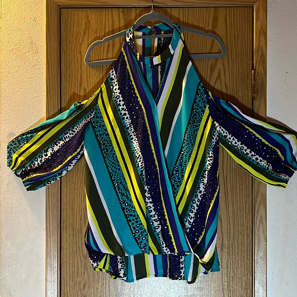 Ladies, top cold shoulder material around the neck, like a choker